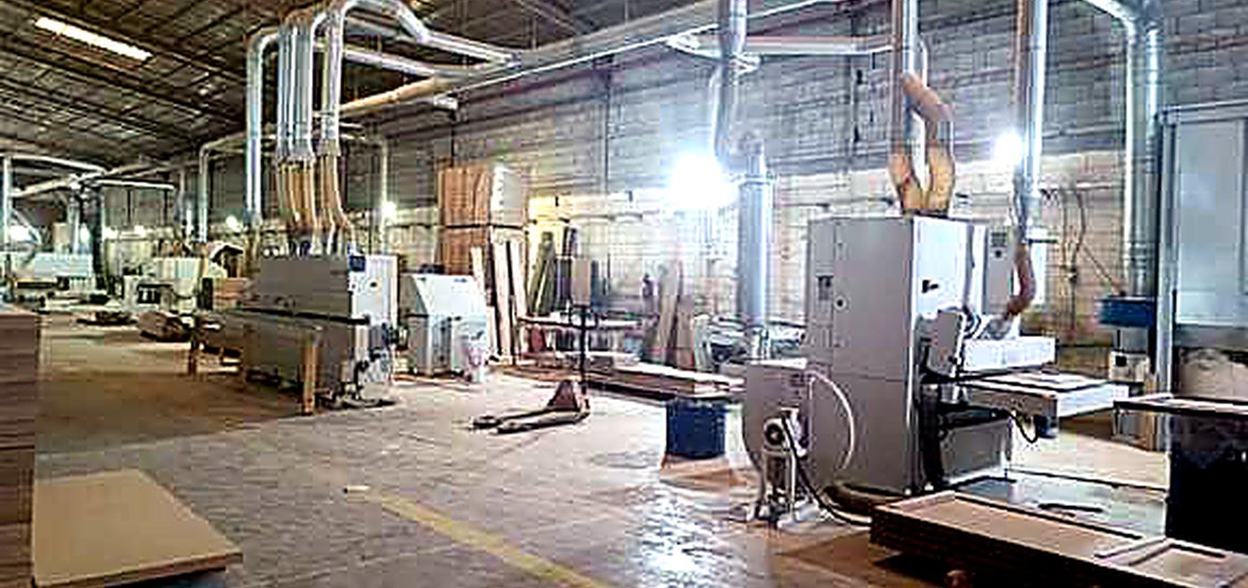 Joinery workshop machinery and dust-extraction system for wood fabrication