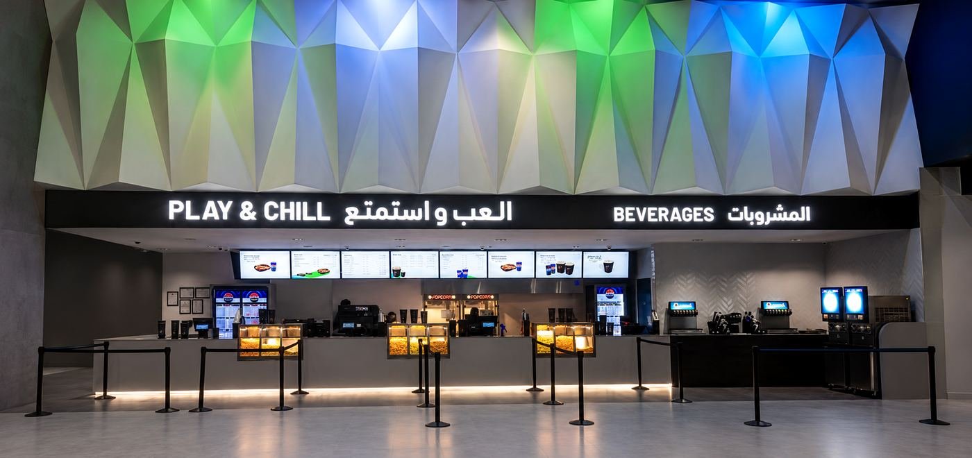 Projection screen and AV interface coordination in a cinema hall